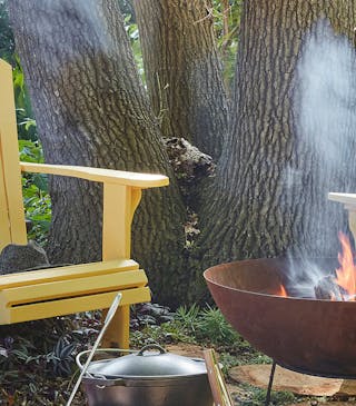 Het verven van de tuinmeubelen