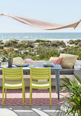 Pale Lime Terras aan het strand